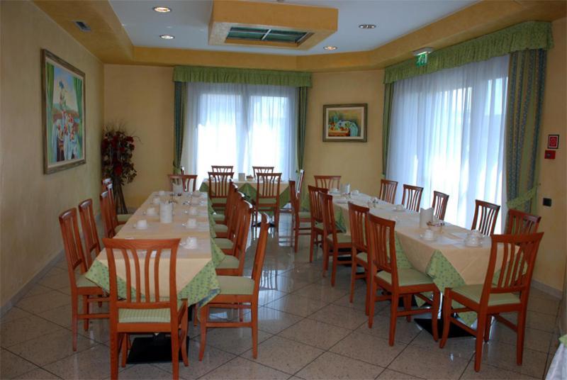 Point Hotel Conselve Bagian luar foto